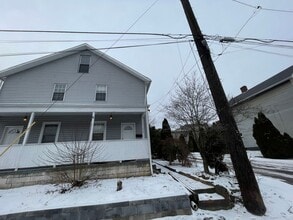 Building Photo - Available NOW-Two Bedroom, One Bath DUPLEX!