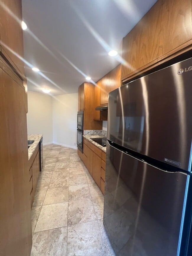 Building Photo - 3 Bedroom 2 Bath Condo in Beautiful La mes...