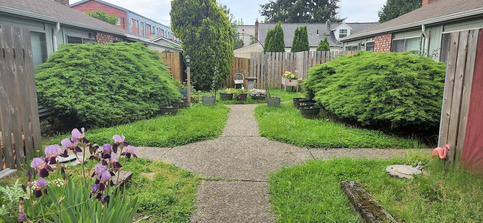 Building Photo - 8924-8934 SE Ellis St