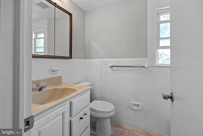 Building Photo - 380 Edmonds Ave