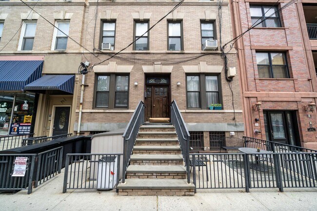 Building Photo - 839 Willow Ave