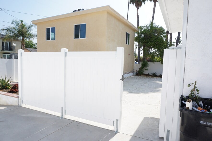 Building Photo - 22131 Victory Blvd