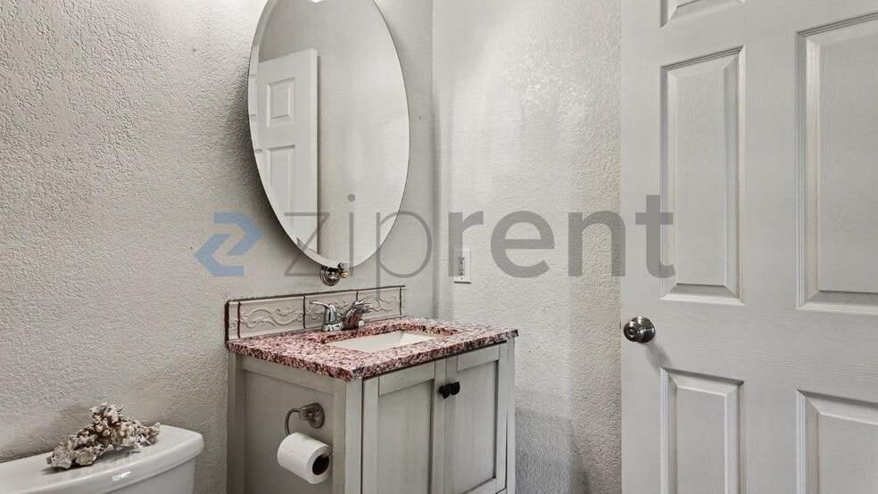 Building Photo - Unit B