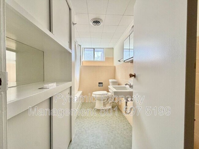 Building Photo - 1534 Garfield Ave S