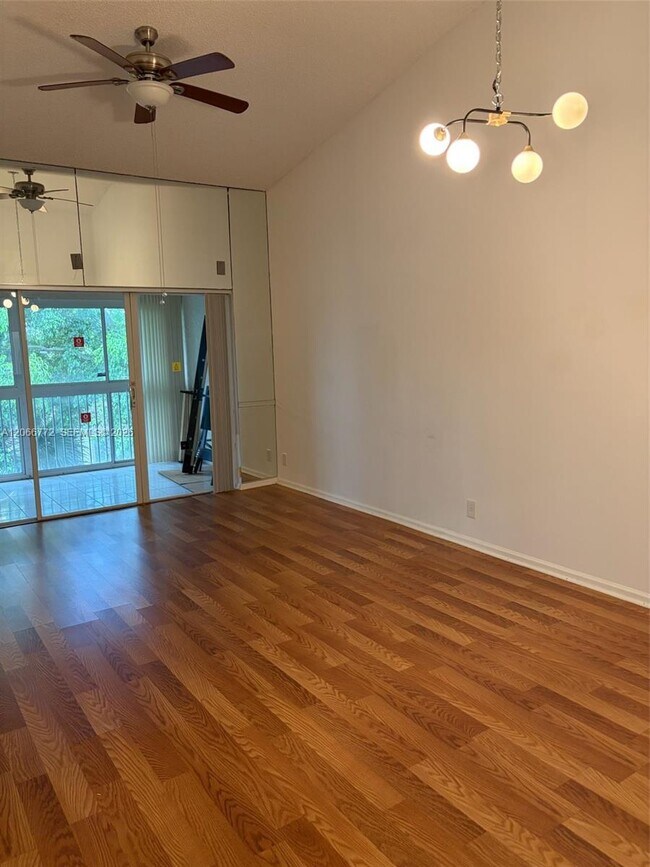Building Photo - 5016 Rose Hill Dr