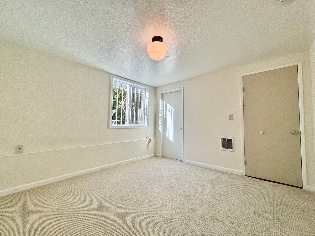 Building Photo - 1054 24th St