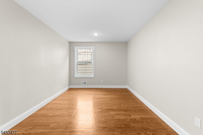 Building Photo - 806 2nd Ave
