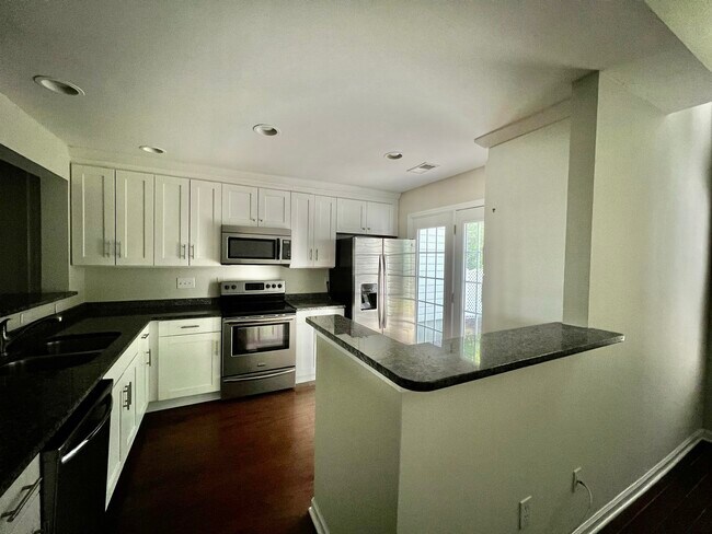 Building Photo - 8433 Southgate Commons Dr