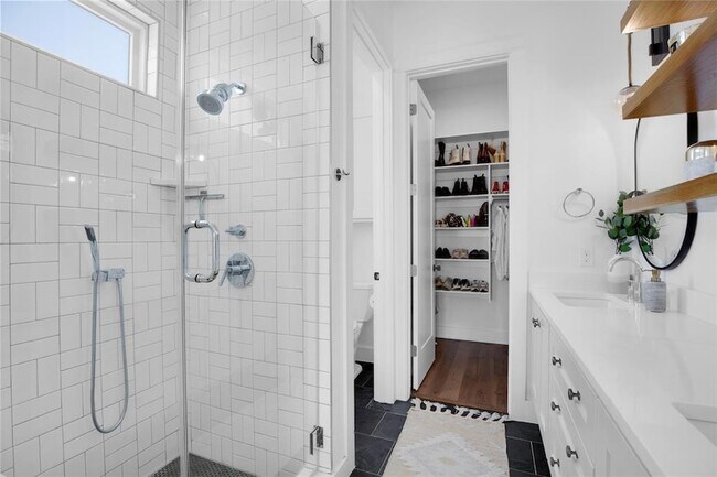 Building Photo - 4020 Valley View Rd