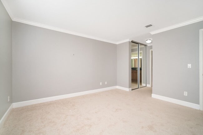 Building Photo - Updated 2 bed/2 bath Condo in Crestview Avaliable NOW!!! - $2,800/mo