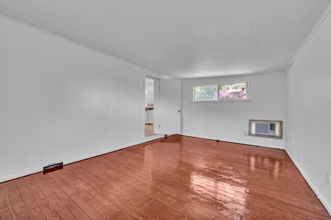 Building Photo - 204 3rd Ave
