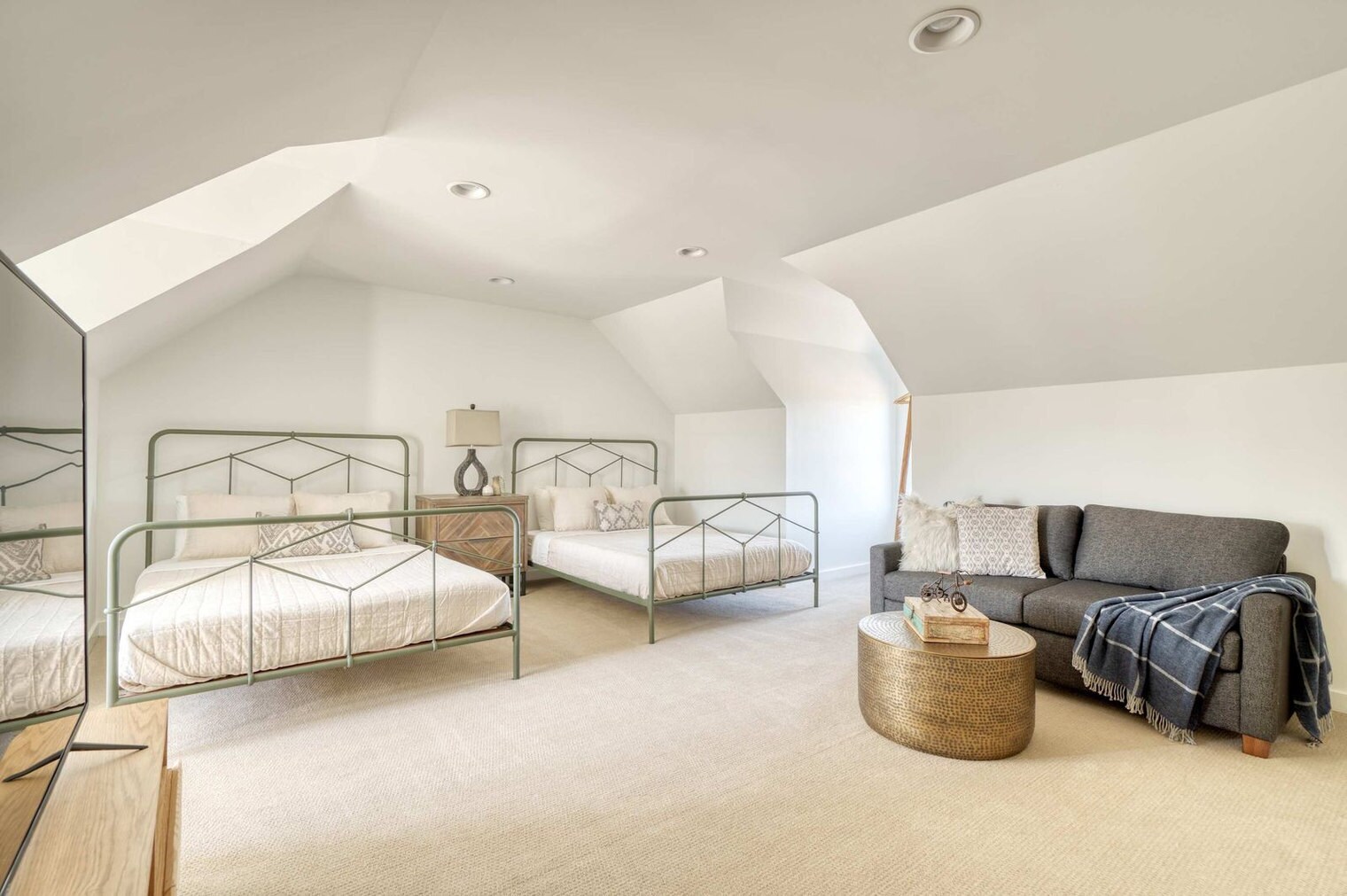 Building Photo - 512 NE 56th Ave