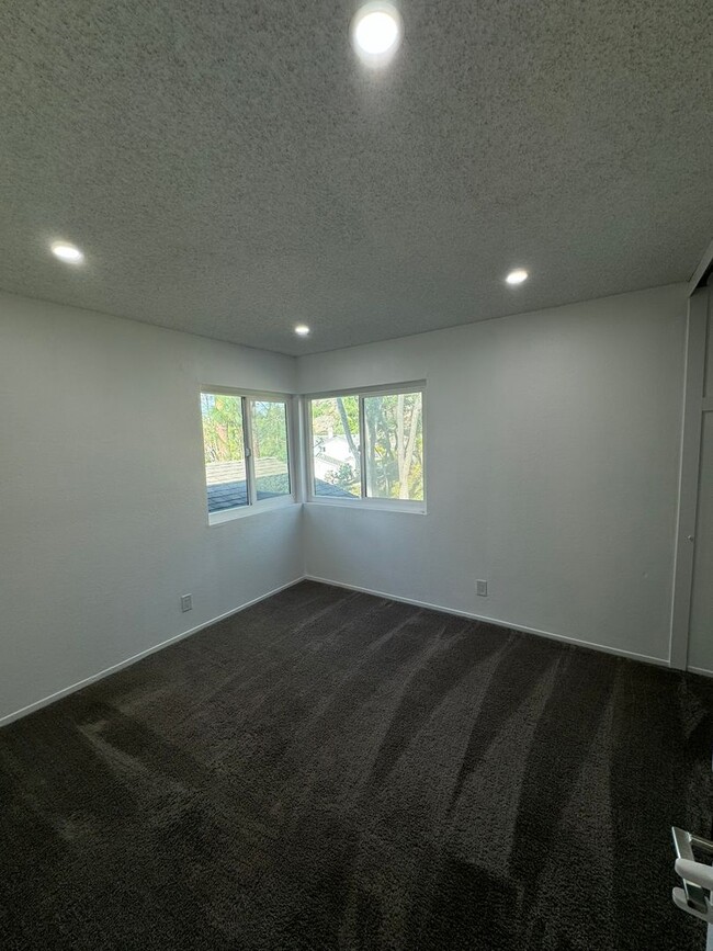 Building Photo - Yorba Linda 3 Bed 2.5 Bath Ready for you