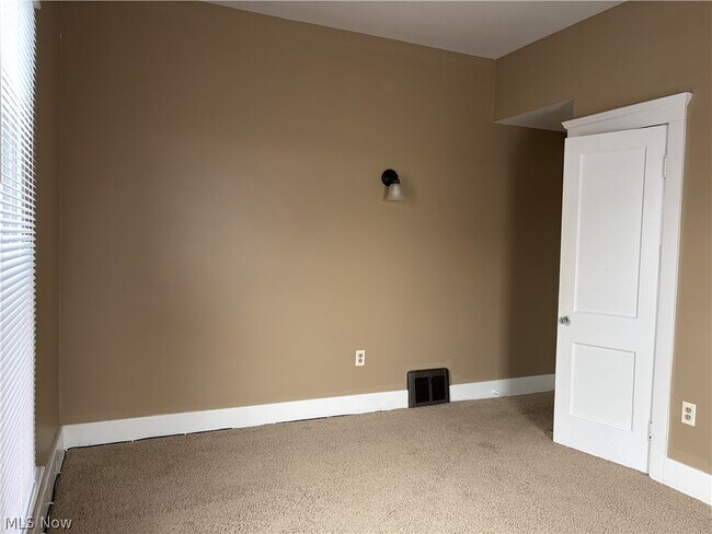 Building Photo - 404 3rd St NW