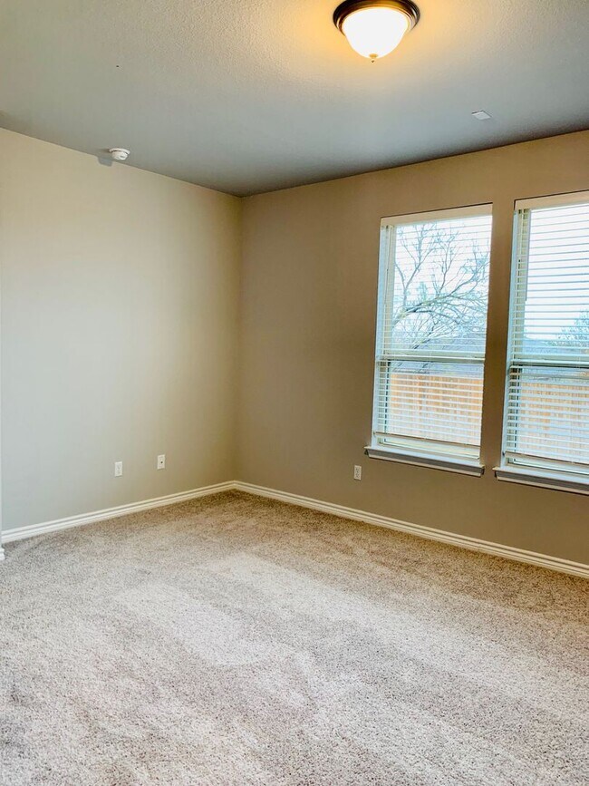Building Photo - Single Level 4/2 Home in Highly Sought Aft...