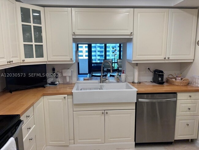 Building Photo - 4900 N Ocean Dr