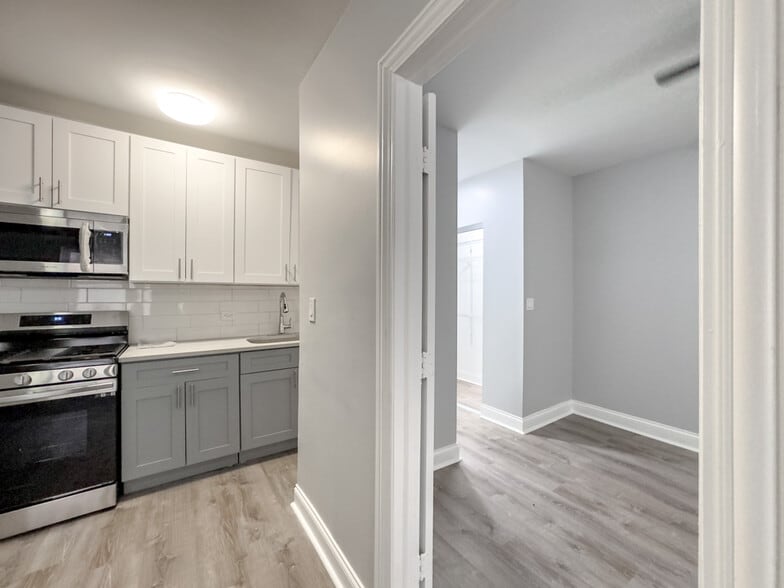 Building Photo - 4241 N Kenmore Ave