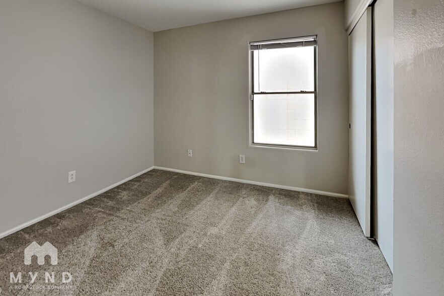 Building Photo - 714 E Lovegrass Dr