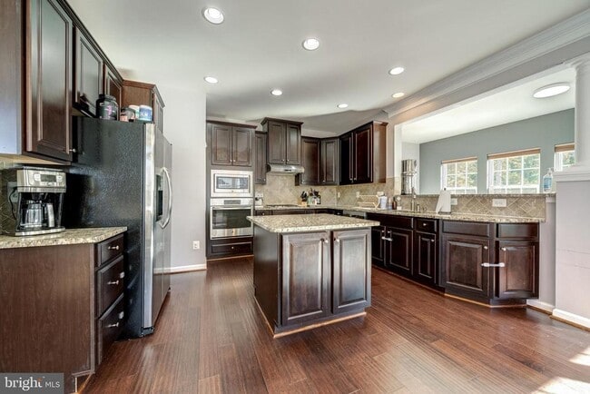 Building Photo - 25850 Clairmont Manor Square