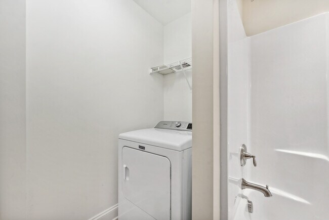 Building Photo - 1359 Town Home Dr