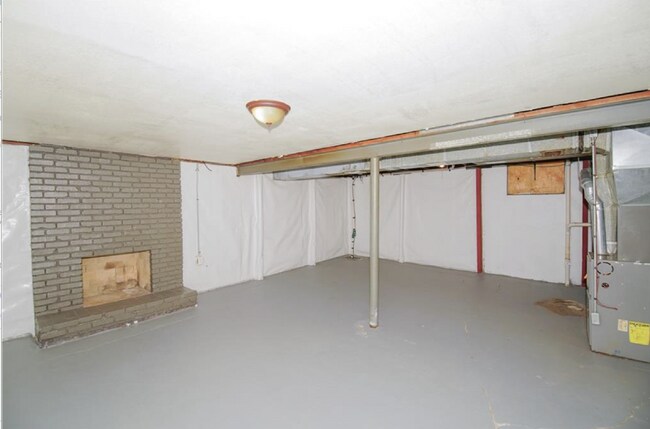 Building Photo - Beautiful 3 Bedroom / 1.5 Bath *Large Corner Lot* 2 Car Garage