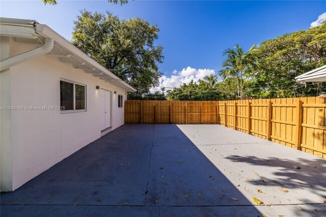 Building Photo - 2729 SW 18th St