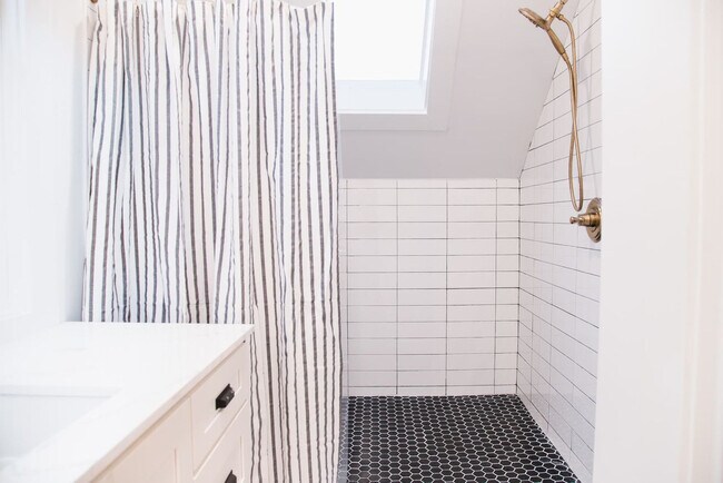 Building Photo - 18 NW 22nd Pl