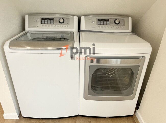 Building Photo - Captivating 3br / 1ba Apartment with Stunning Carquinez Bridge Views