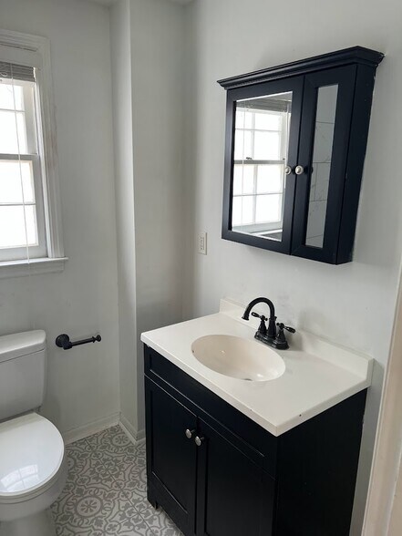 Building Photo - 119 Drake Street Unit B