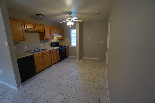 Building Photo - 3 Bed 2 Bath Total Electric House