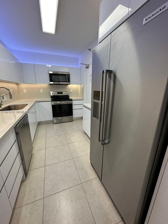 Building Photo - 10185 Collins Ave