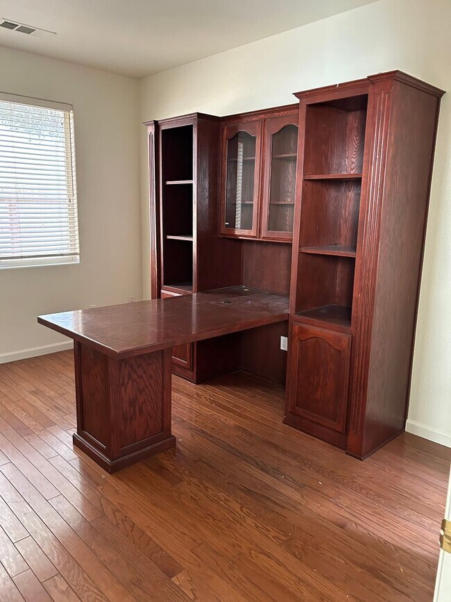 Building Photo - Beautiful Home in great North West Visalia neighborhood across from Soroptomist Park with Yard care