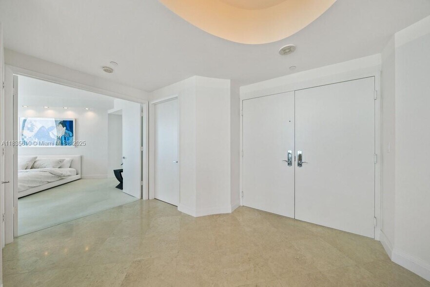Building Photo - 300 S Pointe Dr
