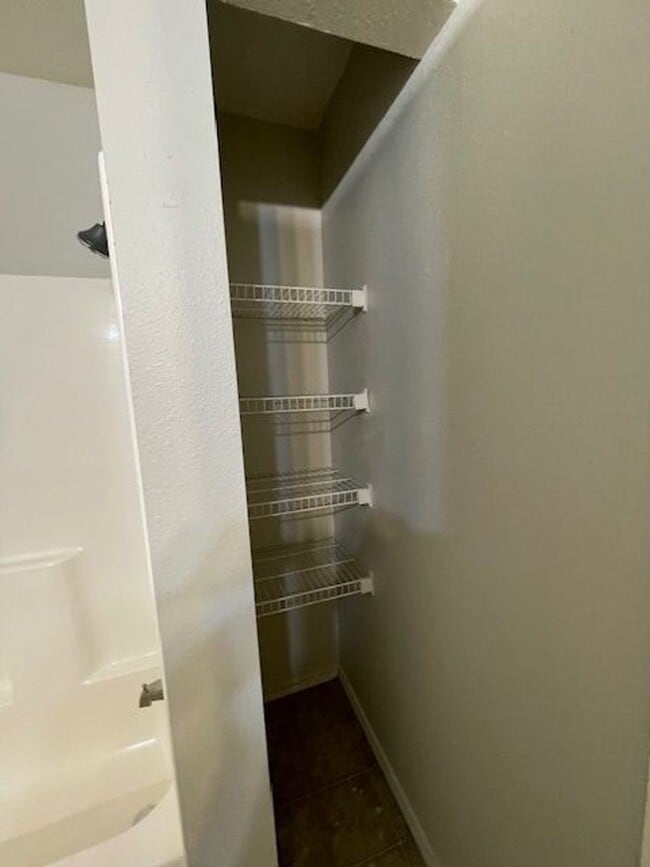 Building Photo - 3 Bedroom Home in Merriam Woods!