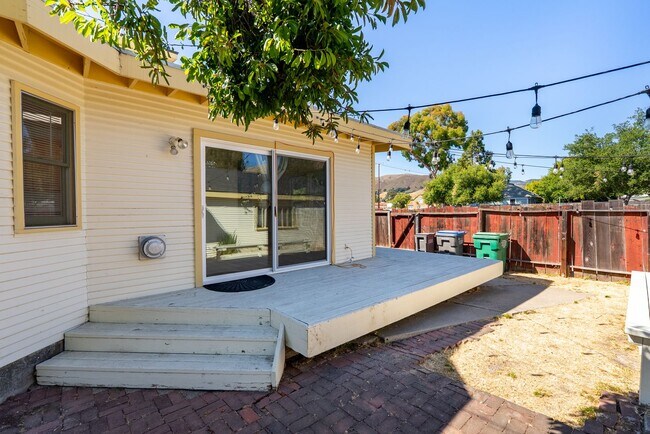 Building Photo - 5 Bedroom 2 Bathroom House - AVAILABLE JULY 2026 - MAY 2027