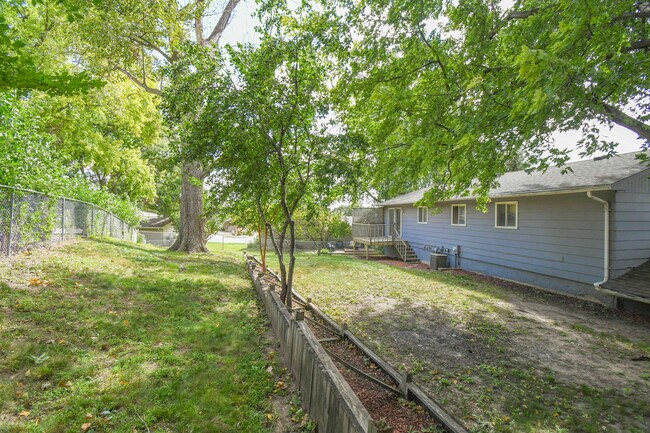 Building Photo - 4504 S Cliff Ave