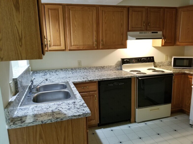Kitchen - 16 Brookline Ct