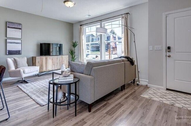 Building Photo - Newer SE 3 Bdrm House, All Appliances incl W/D, Air Cond, Community Pool, Double Garage