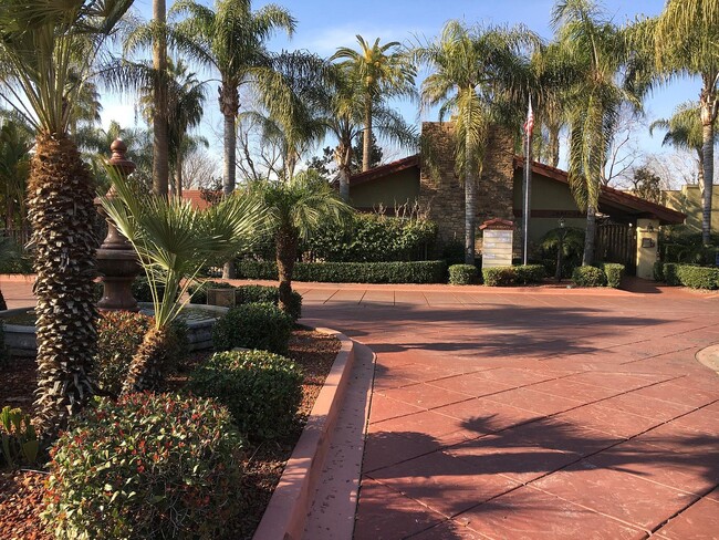 Building Photo - 2881-2909 Huntington Blvd