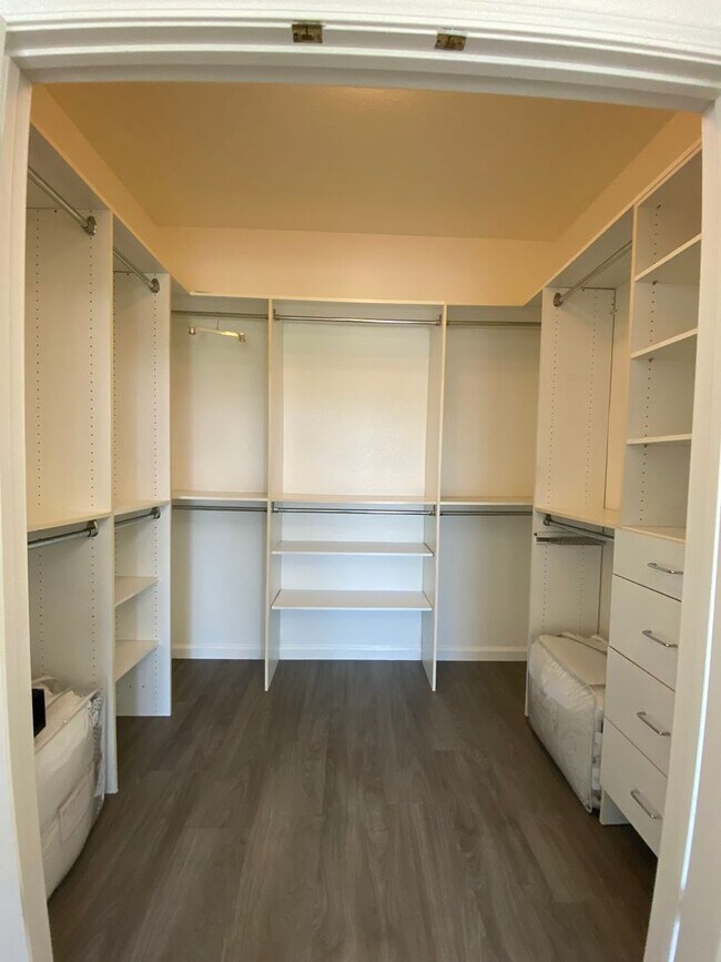 Building Photo - Castlerock Gated Community off Hilborn! Be...