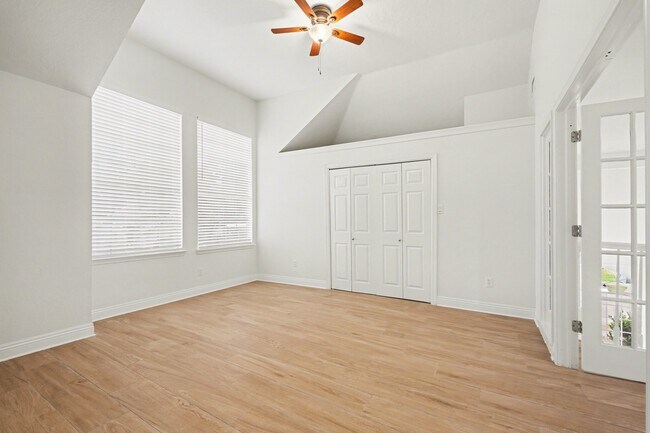 Building Photo - 8303 Lake Crystal Dr