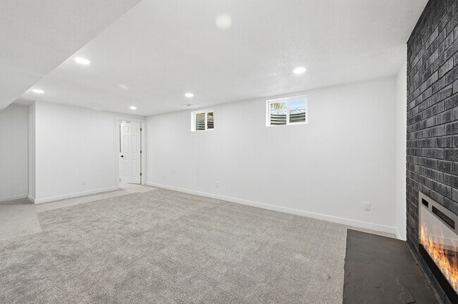 Building Photo - 4-bedroom, 4 bath home with 2 car garage