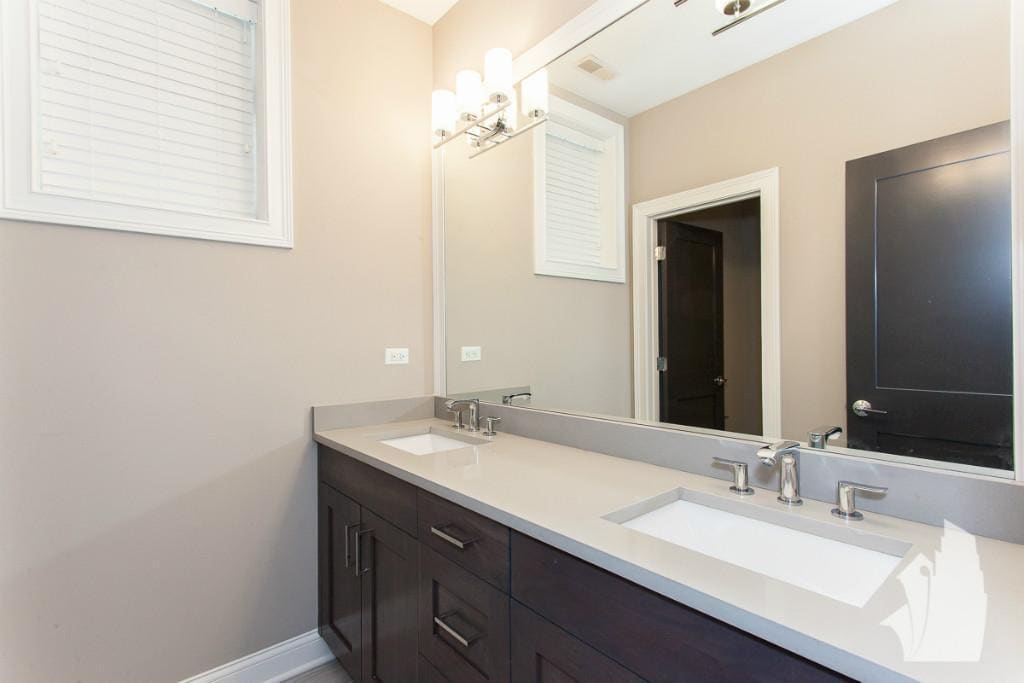 Building Photo - 872 W Lill Ave