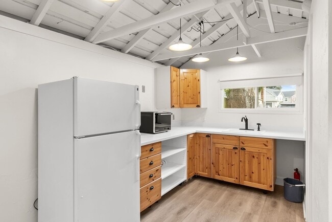 Building Photo - Cozy Studio in West Linn