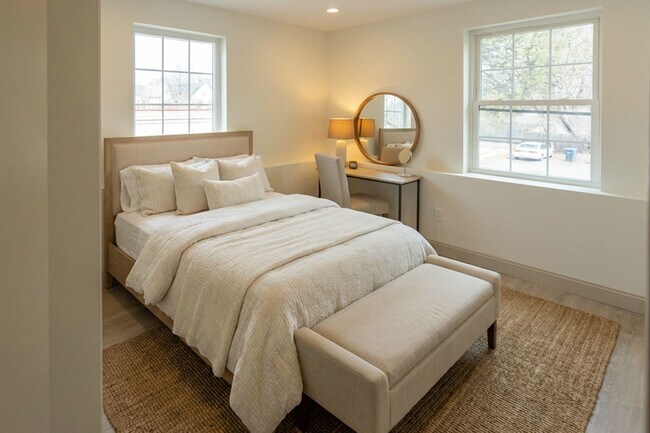 Building Photo - Beautifully Renovated 1 Bedroom Apartment