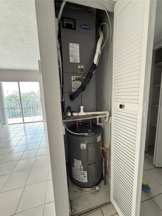 Building Photo - 6820 W Flagler St