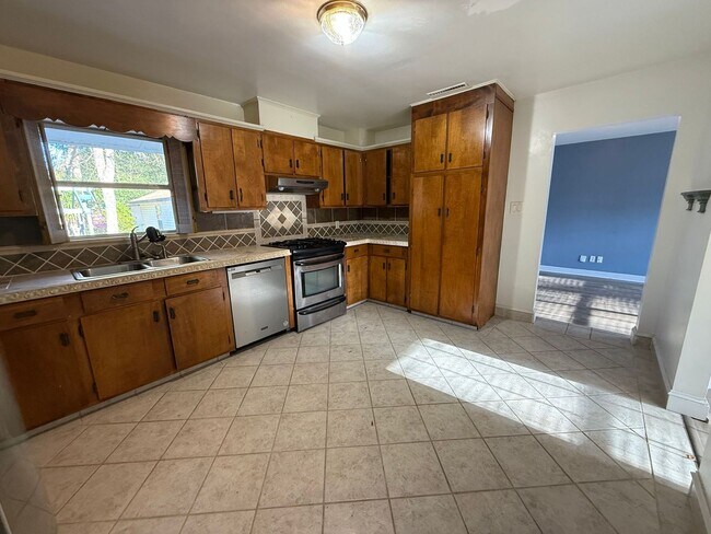 Building Photo - Gulf Breeze Proper - Casablanca - 2 bed, 1 bath