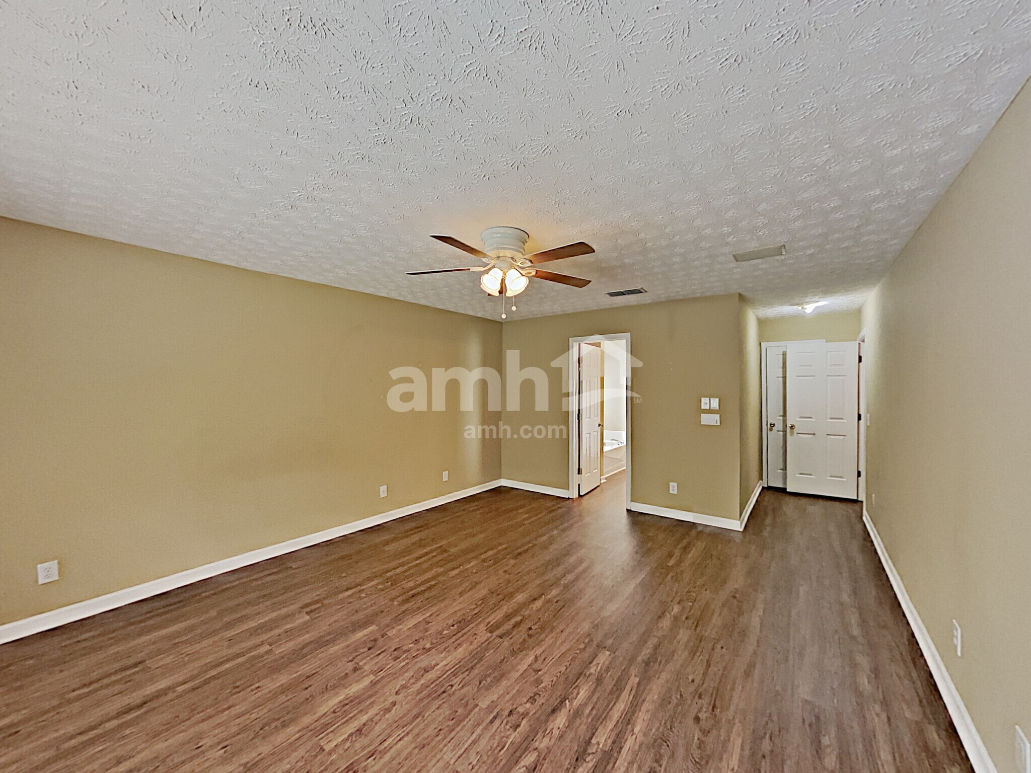 Building Photo - 517 Lazy River Ln