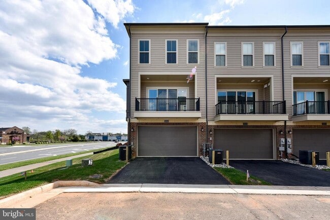 Building Photo - 20686 Glenmont Ter
