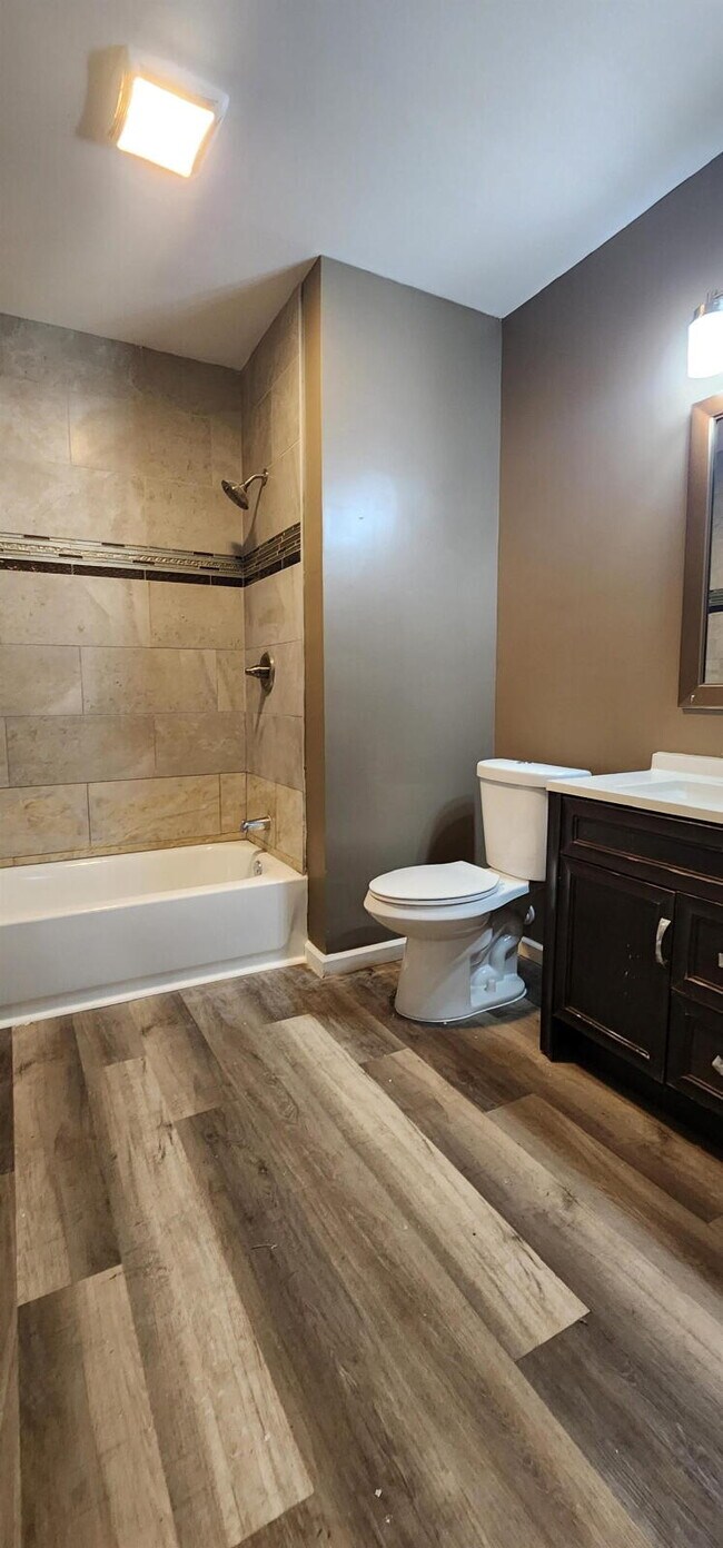 Building Photo - Stylish 3-Bedroom First-Floor Apartment with Modern Finishes